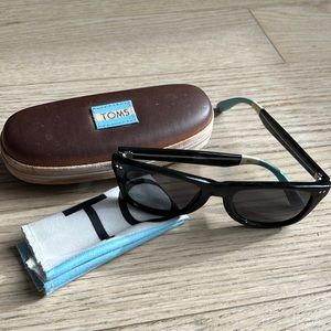 Toms Classic black women’s sunglasses